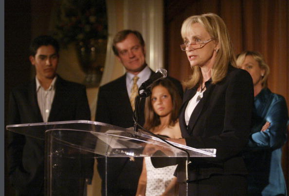 Brenda Hampton speaking beside Stephen Collins & Mack at the Phoenix House Honors Entertainers at Inaugural 'Triumph for Teens' Awards Gala at the Beverly Hills Hotel - 1st May 2004
Keywords: phx15