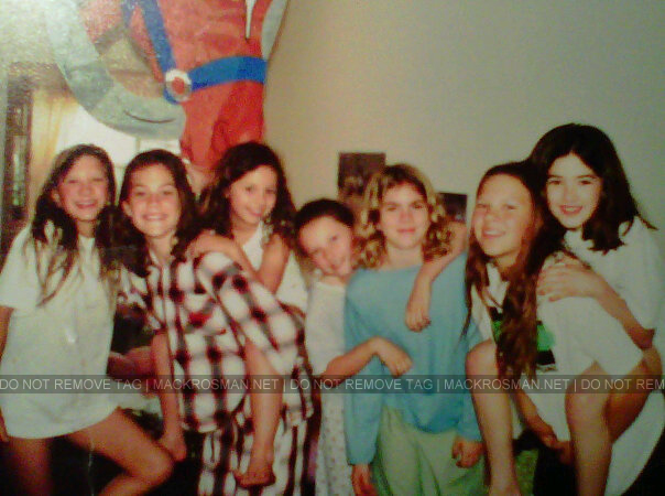EXCLUSIVE CANDID PHOTO: Mackenzie Rosman With Her Old School Friends When They Were Young Way Back In 1997
Keywords: mackenzierosman 7thheaven ruthiecamden oldschoolfriends friends mackrosman
