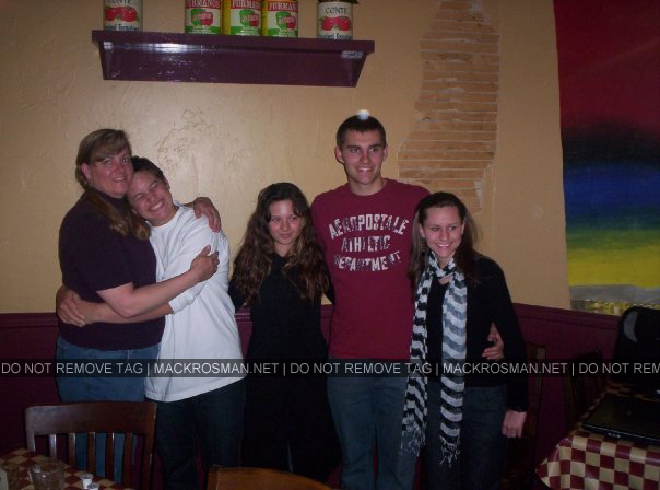 Becky, Chandler, Mack, Lucas & Amie Posing Together in 2009
Keywords: famshots2
