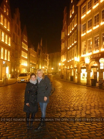 Mack & Pia in Brussels, Belgium - December 2009
Keywords: blg3