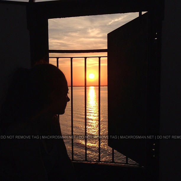 Exclusive: Mack Looking Out a Window On-Set of Her New Film 'Ghost Shark' in Louisiana September 2012
Keywords: gho53