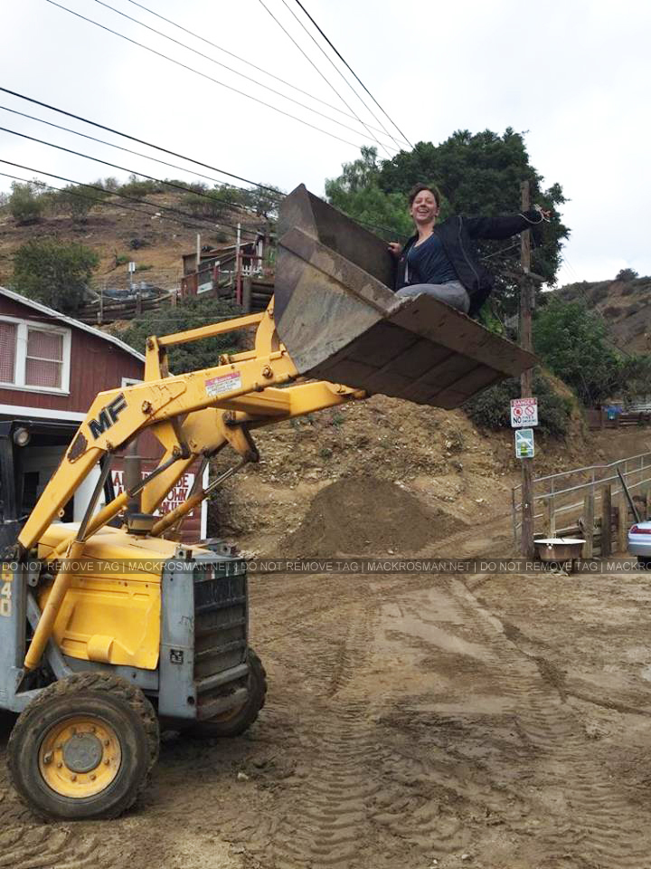 EXCUSIVE CANDID: Mackenzie Rosman Mucking Around Sitting In a Earth Mover on September 18th, 2015
Caption: 'Found a new mode of travel.'
Keywords: mackenzierosman ruthiecamden 7thheaven jessicabiel beverleymitchell davidgallagher barrywatson catherinehicks thewb thecw televisionshow television 