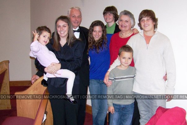 Mack & Chandler with Extended Family in state for Mack's Grandparents Wedding Vow Renewal in 2009
Keywords: famshots