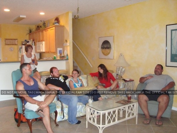 Exclusive Candid Photographs - Mack Chilling With Relatives
Keywords: fmly2