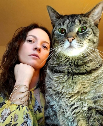 Mackenzie Rosman and Her Cat Syd Hanging Out in January 2020
Mackenzie Rosman and her Cat Syd Hanging Out in January 2020. Mackenzie Rosman's caption on Instagram: 'Do we look scary?'. 
Keywords: mackenzierosman 7thheaven beverleymitchell jessicabiel thewb thecw seventhheaven catherinehicks barrywatson davidgallagher