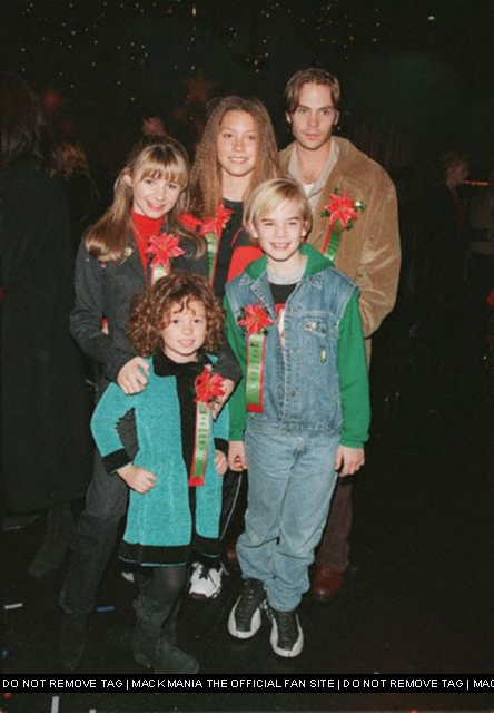EXCLUSIVE CANDID PHOTO: Mack, Jessica, David, Beverley & Barry At The 1997 Hollywood Christmas Parade in Hollywood, Los Angeles December 1996
Keywords: mackenzierosman 7thheaven mackandcastchristmas