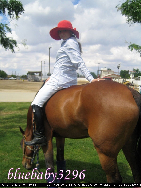 Riding Mentos in Horse Grounds - Thanks to Bluebaby3296
Keywords: mentosnmackfour