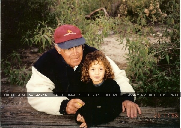 Exclusive Candid's & Family Photographs - Grandpa & Mack
Keywords: excl11