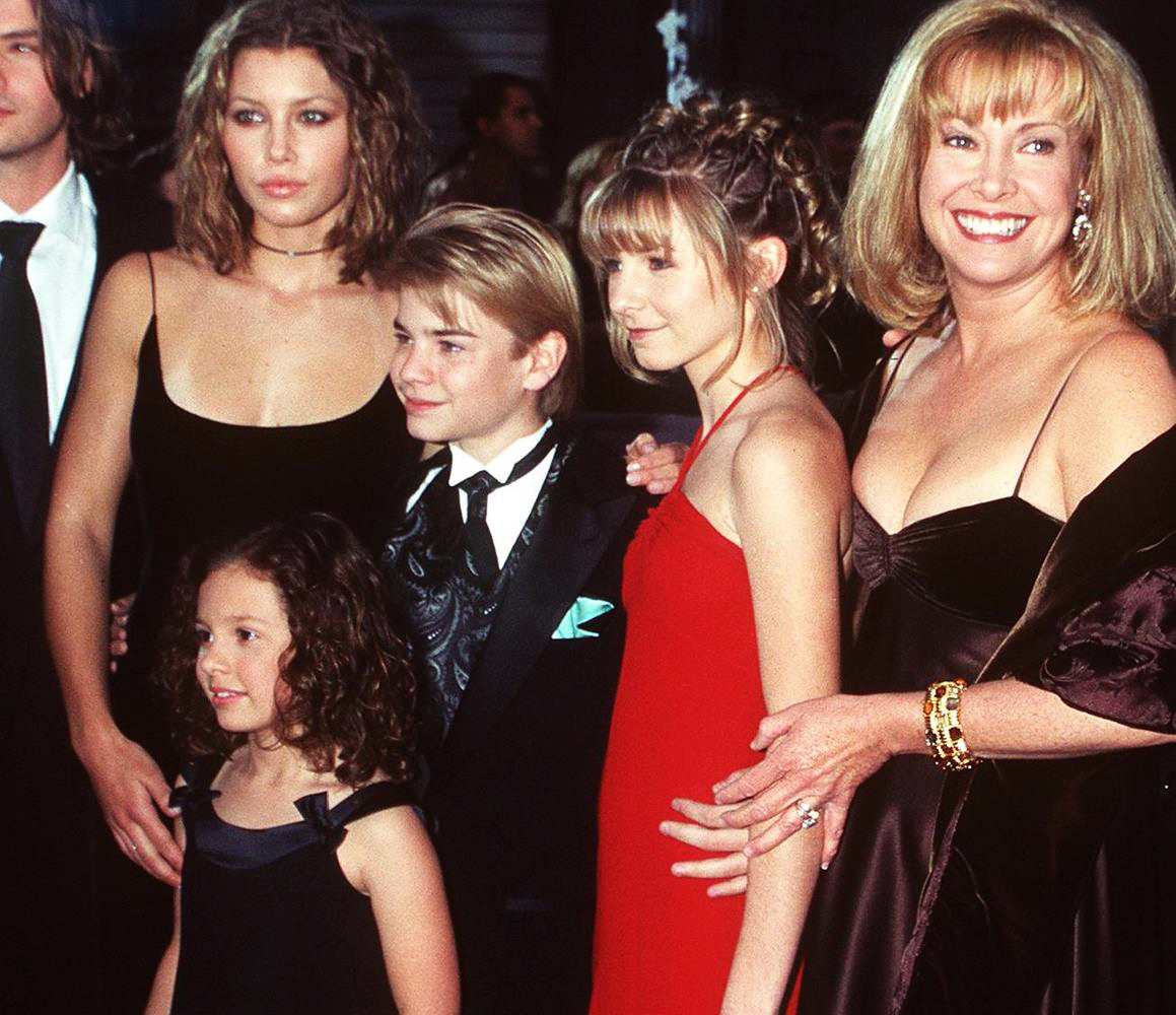 EXCLUSIVE: Mackenzie Rosman with 7th Heaven Cast Members Jessica Biel, Beverley Mitchell, Catherine Hicks, David Gallagher & Barry Watson at the 1st Annual Tv Guide Awards on 1st February 1999
Keywords: tvg5