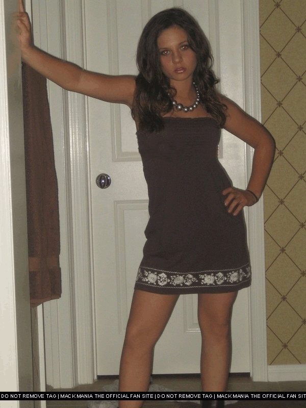 Posing in Brown Dress in Bathroom
Keywords: blk1